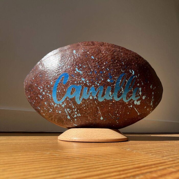 Ballon de rugby cuir vintage décoratif et son tee - personnalisation en option – Image 5