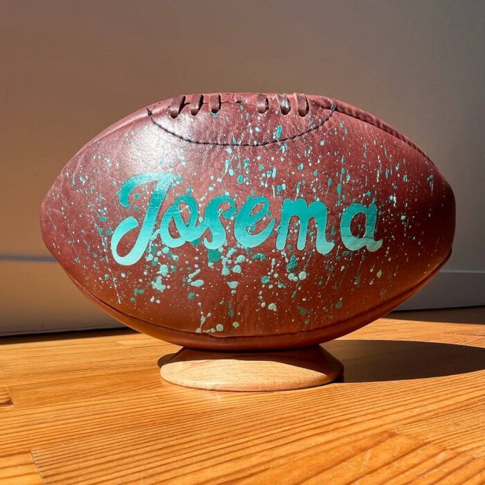 Ballon de rugby cuir vintage décoratif et son tee - personnalisation en option – Image 6